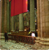 入口から主祭壇に向かう中央通路の途中の身廊。奥に油絵が飾られています