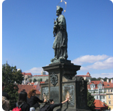 プラハ城へ行く途中の像