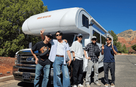 今回レンタルしたRVの前で集合写真