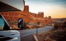 車で走行中の風景