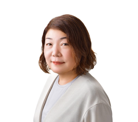 嘉納 亜紀子 氏
