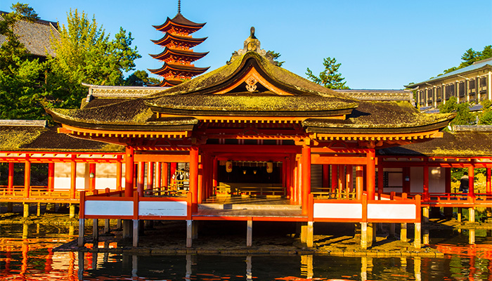 海面に映る厳島神社と廻廊（イメージ）