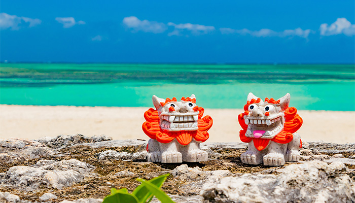 沖縄竹富島　コンドイビーチとシーサー（イメージ）