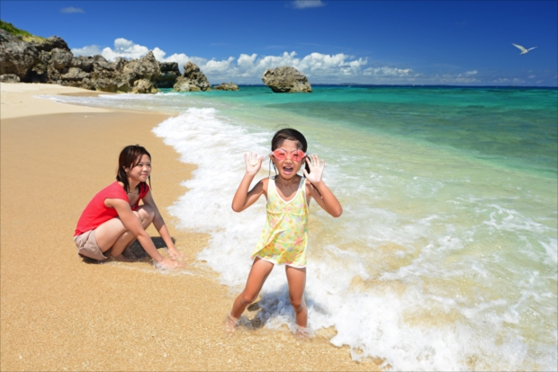 沖縄の海で遊ぶ親子