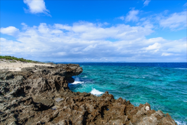 久高島の「カベール岬」から望むエメラルドグリーンの海は最高！