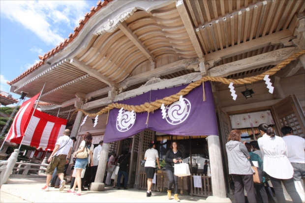 本島中部最大の神社「普天満宮」