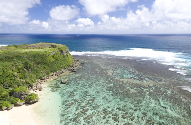 沖縄本島でも指折りの絶景スポット「果報バンタ」