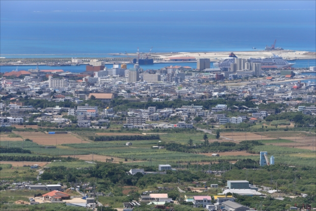 石垣島の市街地・エメラルドの海の見える展望台からの石垣島の市街地
