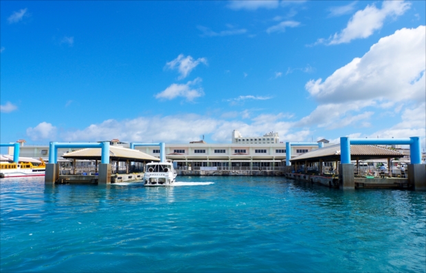 八重山の島々に渡るとき、必ず利用する施設が、石垣島の離島ターミナル