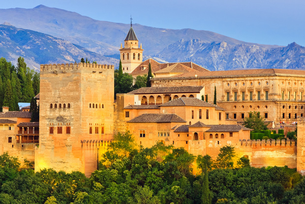 サグラダファミリアと並ぶスペインの人気「アルハンブラ宮殿」は事前にチケット予約が必須