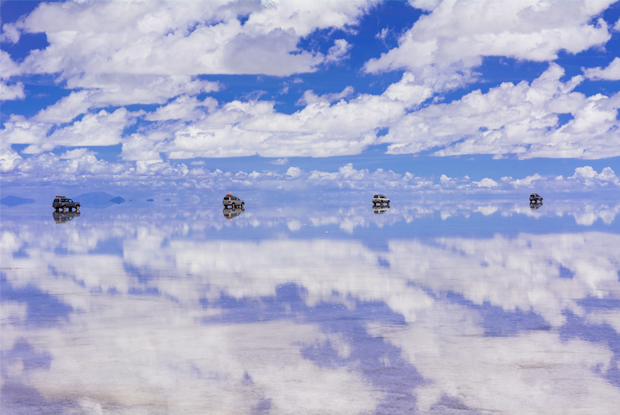 天候や時間ごとで変わるウユニ塩湖の絶景