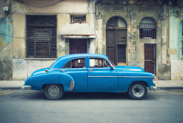 古いハバナの通りに置かれたヴィンテージのアメリカの車