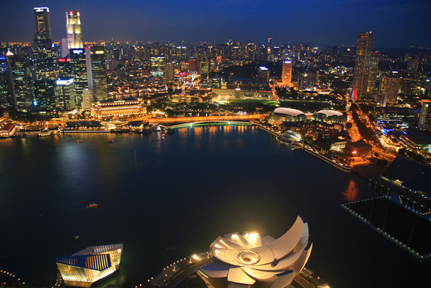 マリーナベイサンズホテルから見えるシンガポールの夜景