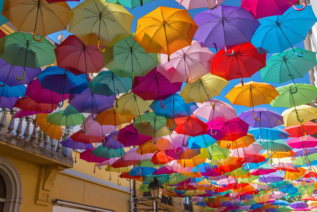 ポルトガルの傘祭りでsnsを鮮やかに染めよう 世界一ポップ カラフル Tripiteasy
