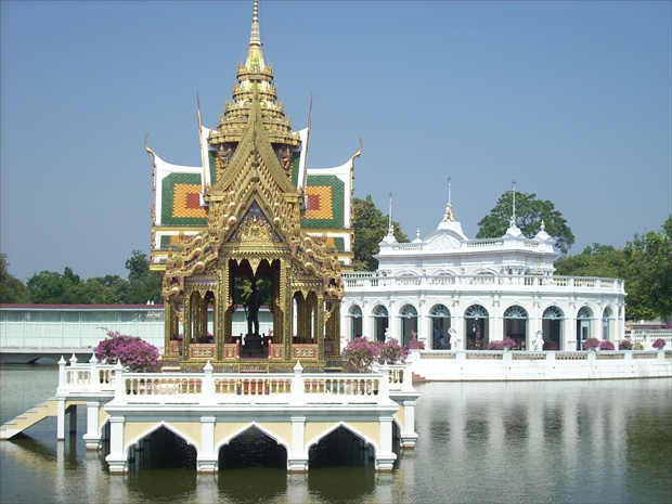 アユタヤ・バンパイン宮殿の池の上に建つ「プラ・アイサワン・ティッパート」