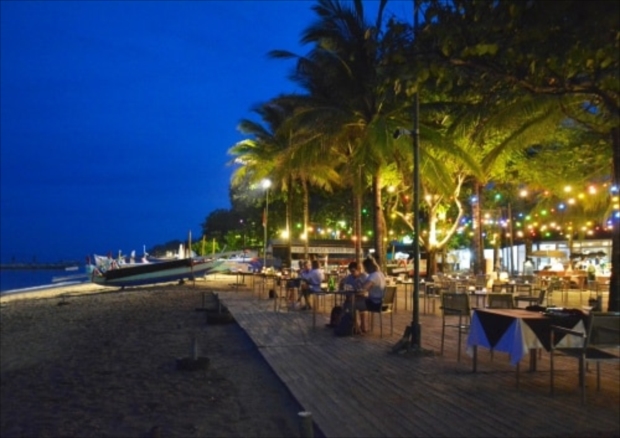 バリ島のケチャックダンスの後は海沿いのレストランでディナーを