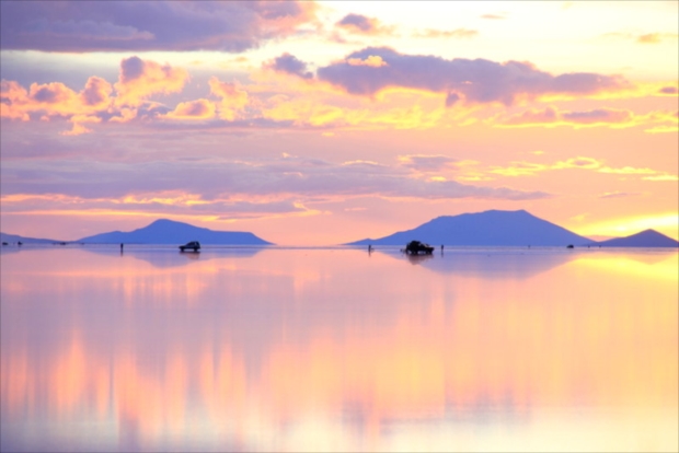 12~4月の雨季にウユニ湖を訪れると、鏡張りの世界が待っている（写真提供：浅井みらのさん）