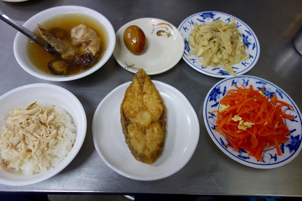 「梁記」の鶏肉飯とスープ、味付け玉子、メンマ、にんじんサラダ、お魚の揚げ物。日本円にして全部で600円くらいだったでしょうか。（写真提供：本田マイコさん）