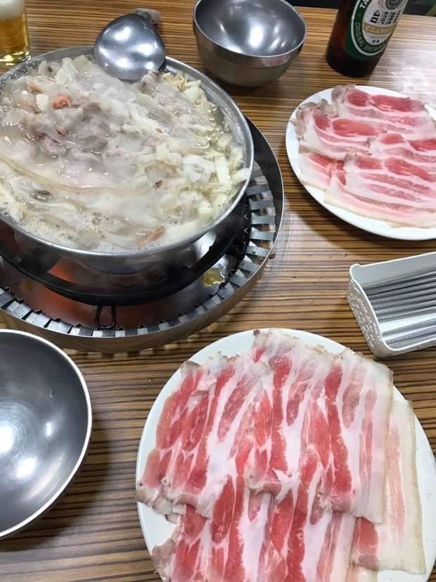 「長白小館(チャンバイシャオグアン)」の「酸菜白肉火鍋」。お肉好きにはたまらない！（写真提供：本田マイコさん）