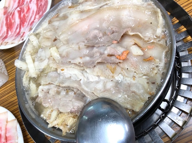 「酸菜白肉火鍋」は豚肉のうまみとコクが発酵した白菜と合う！すっぱ美味い味に完全にハマってしまいました。（写真提供：本田マイコさん）