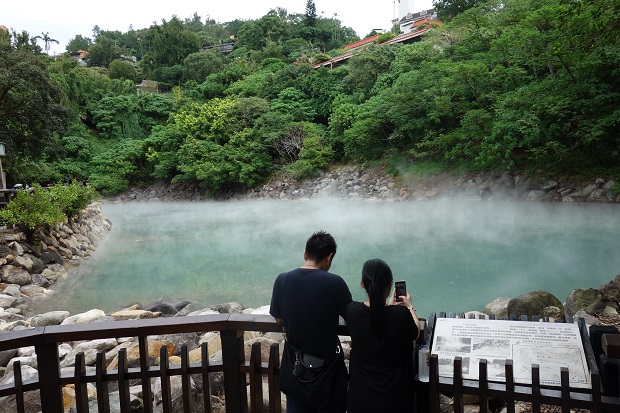 天然のお湯が湧き出る「北投（ベイトウ）温泉」の地熱谷。まるで箱根の大涌谷や別府の地獄のよう。（写真提供：本田マイコさん）