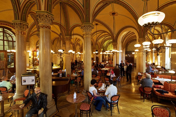シックな雰囲気を漂わせるウィーンの老舗カフェハウス「カフェ・ツェントラル」。左のひげの人物（人形）は、かつてこのカフェに入りびたって自分の住所にしていたというオーストリアの作家ペーター・アルテンブルク