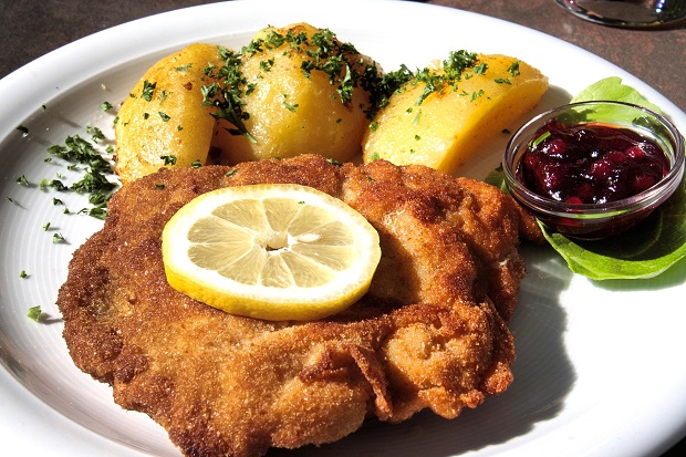 ポークカツレツ「シュニッツェル」はオーストリアをはじめ、周辺地域の名物料理。ジャムとともに味わうところが独特
