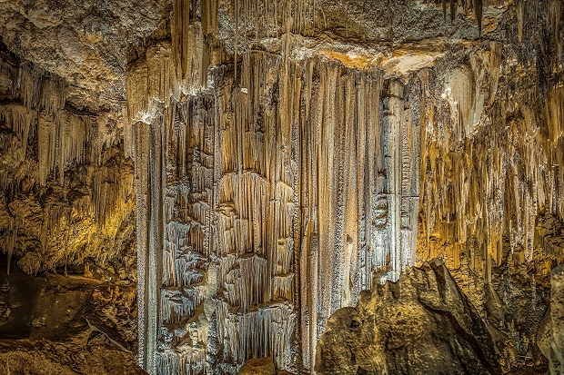 ネルハ洞窟の内部には当時の壁画や住居跡などが展示され、高さ60mの滝がある空間には音楽祭が開催されるステージも設置されている