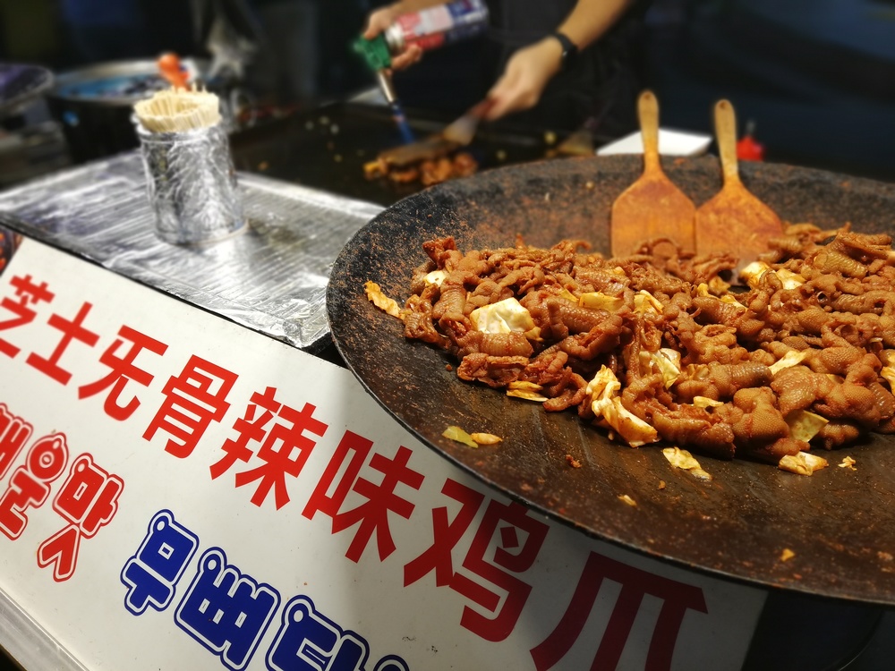 鶏の足を辛く炒めたもの。中国語も多く見かける。