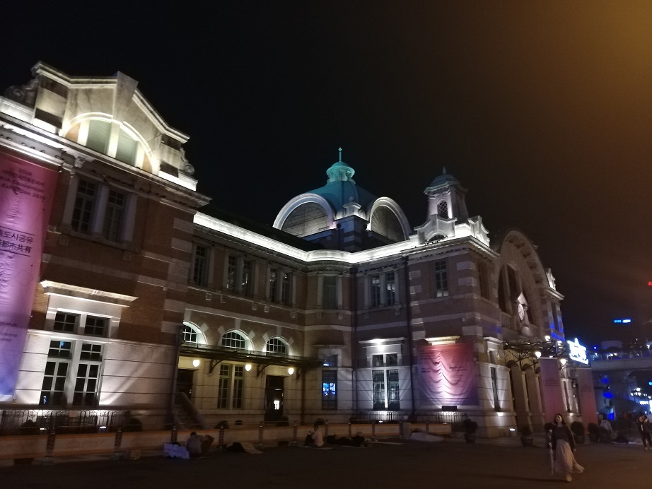 夜のソウル駅はライトアップされている