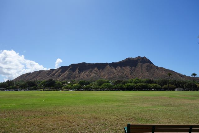 カピオラニ公園からはダイヤモンドヘッドの全景を見渡せる（画像提供：永田さち子）