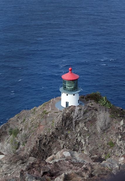赤い帽子のマカプウ灯台。ここがオアフ島の最東端にあたる（写真提供：ハワイ州観光局）