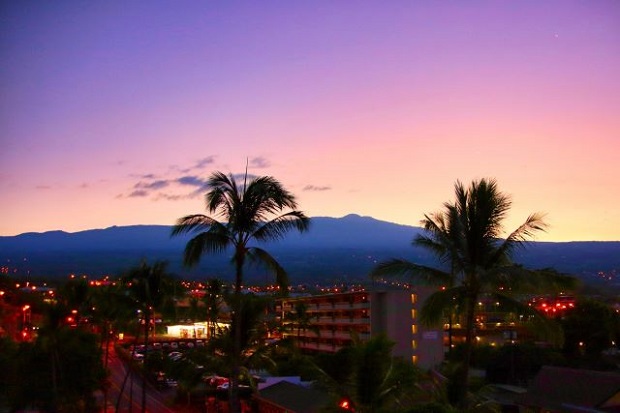 ホテルやレストラン、ショップが集まるカイルア・コナは、ハワイ島西海岸の拠点となる街