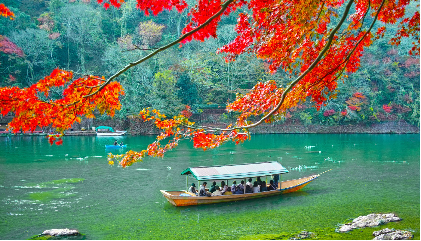 Arashiyama & Yasaka Shrine with Buffet Lunch Bus Tour