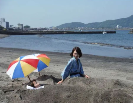 Ibusuki Hot Sand Bath Experience, Enjoy Chabushi and Okra Smoothie