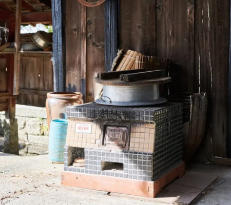 Cooking rice in a traditional