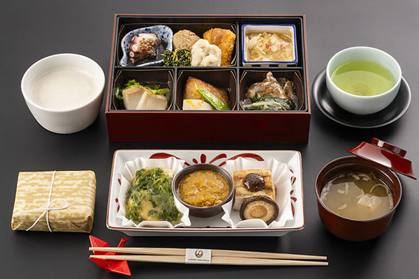 ビジネスクラス機内食一例（和食イメージ）