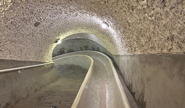 「秘密の地下トンネル」