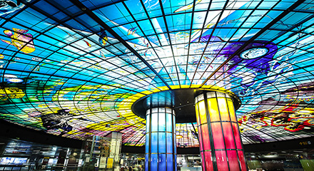 世界最大級のステンドグラスアートが美しい「美麗島駅」