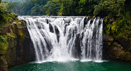 台湾最大の滝「十份瀑布」
