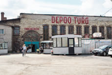 タリン駅前の市場