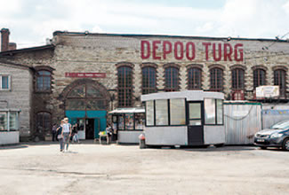 タリン駅前の市場