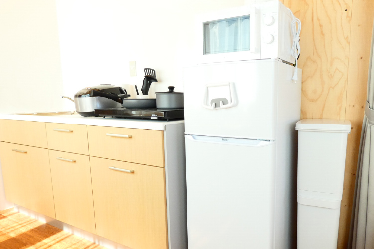 ホテルの調理道具と冷蔵庫（イメージ）