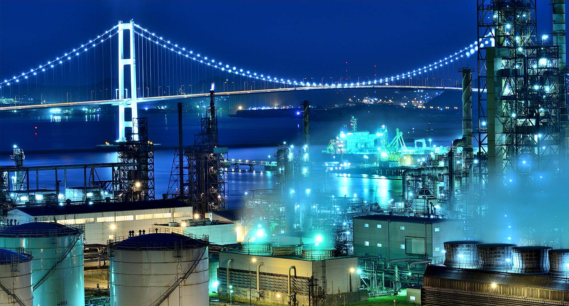 室蘭の白鳥大橋と工場夜景