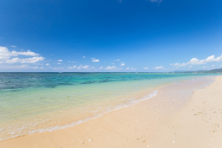 抜けるような青空とエメラルドグリーンの海 石垣島のビーチはキラッキラ