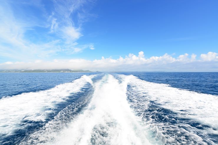 沖縄の青い海と航跡
