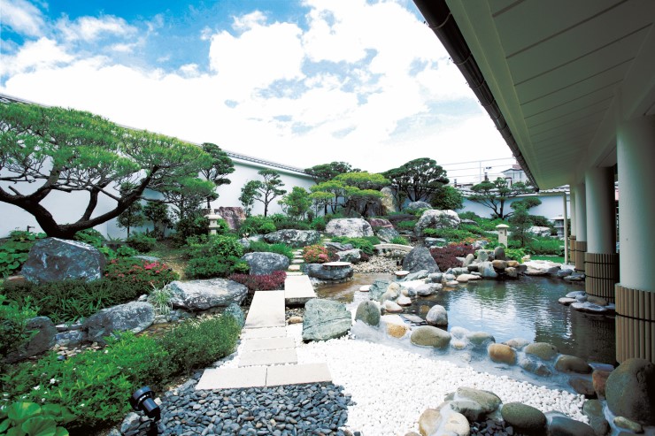 日本庭園と露天風呂　提供：エナジック天然温泉アロマ