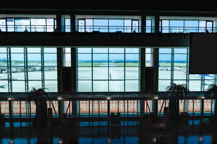 滑走路の先に南シナ海を望む那覇空港ターミナル