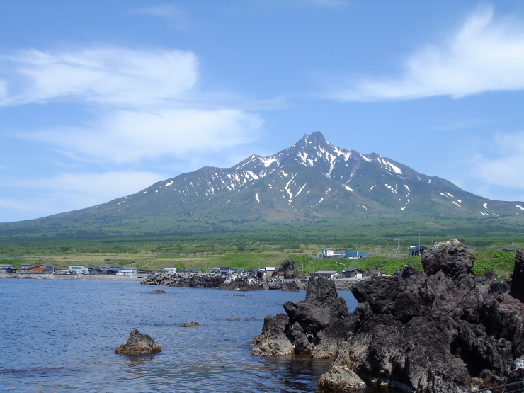 仙法志御崎公園から眺める利尻山　提供：利尻島観光ポータルサイトRISHIRI PLUS