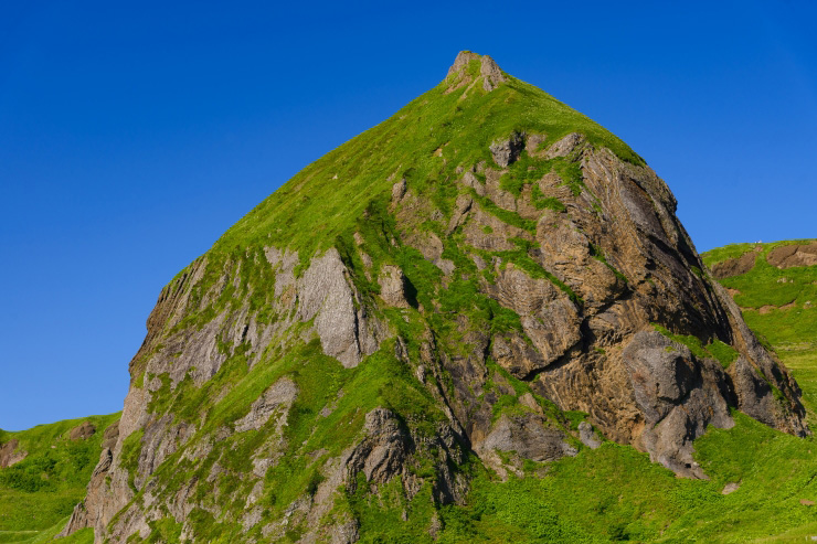 礼文島の巨石「桃岩」